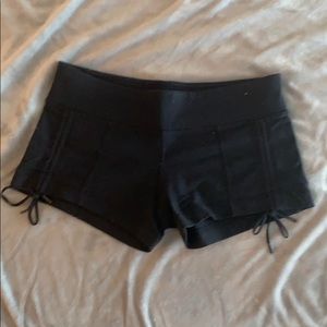 Lululemon 2” Wunder Short with side ties